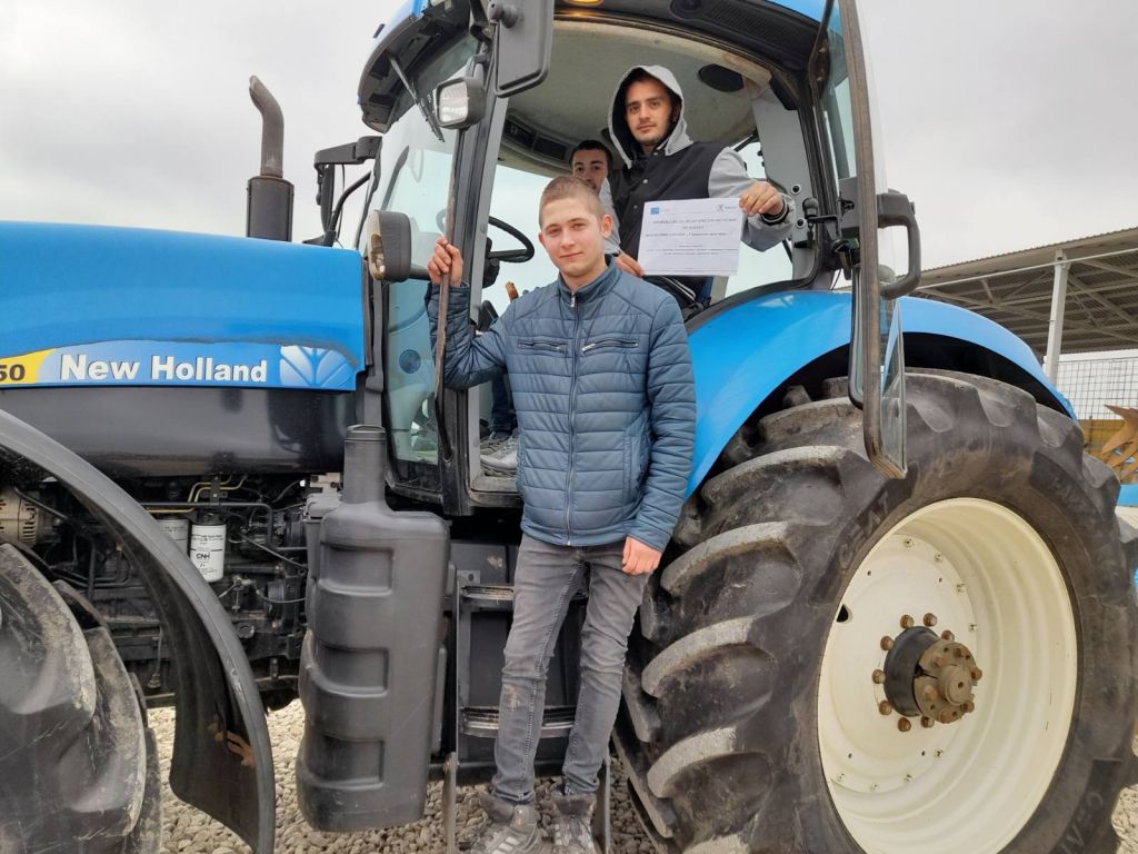 Изпълнение на Проект BG05M2ОP001-2.015-0001 „Ученически практики – 2“- фирма "Агросили " ООД в с.Драганово. - ПГАС - Добрич