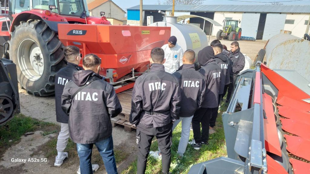Дуалното обучение в действие ученици от 10б клас с практически опит в БОЯНА АГРО ООД - ПГАС - Добрич